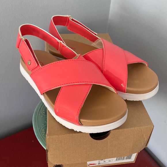 GIRLS UGG KLARA LEATHER PATENT SANDALS, NWTS! - Picture 4 of 6